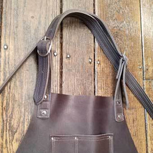 Heavy duty leather apron with 3 riveted pockets, cross back straps and ties at the waist. Regular length 28" long x 24.5" wide